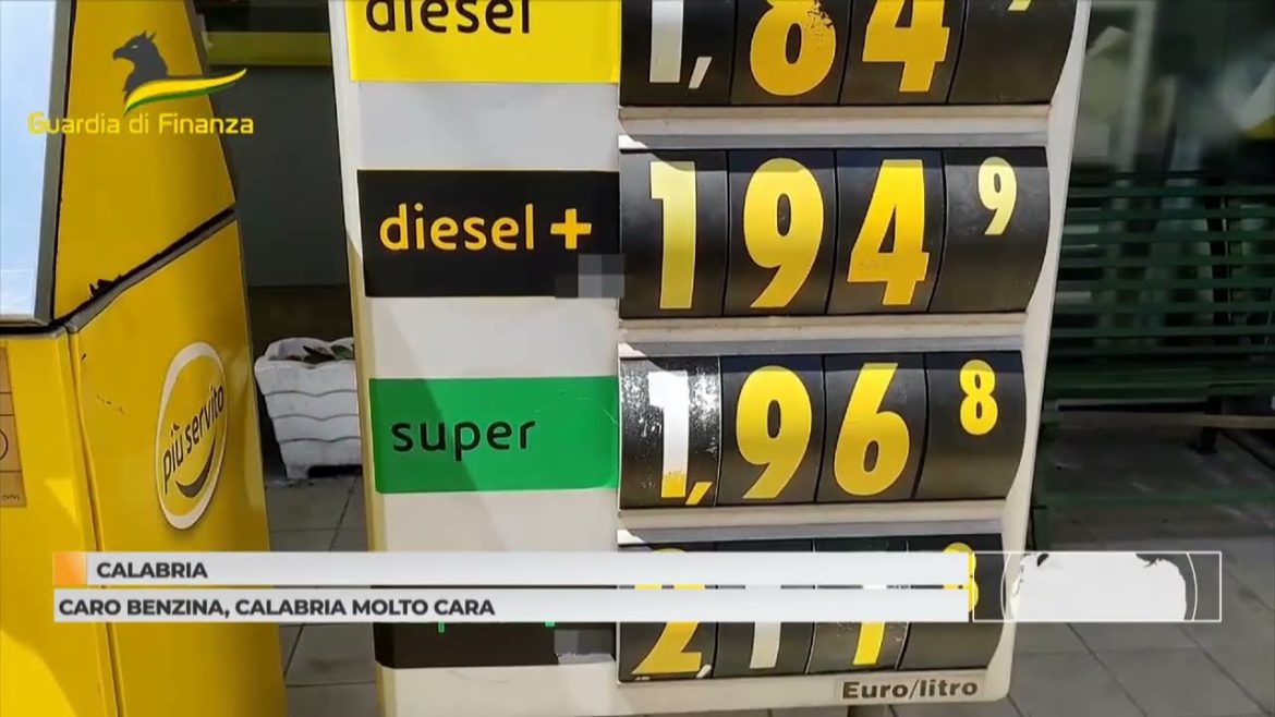 Economia | Benzina, in autostrada al self si superano i 2 euro al litro