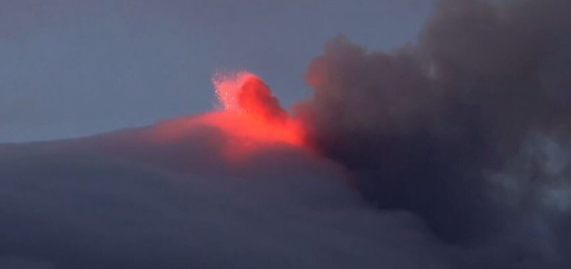 Etna | Fontana di lava da Sud-Est: colonna eruttiva alta 4,5 km FOTO