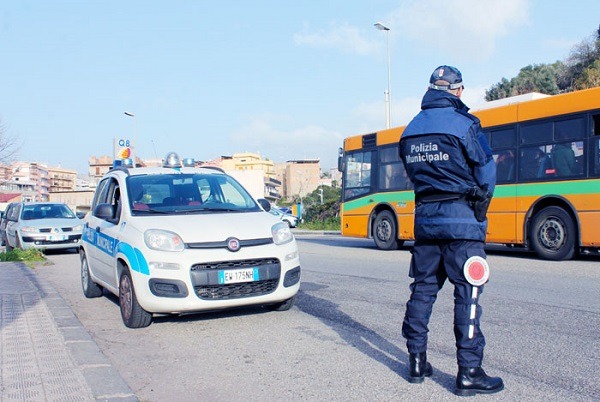 Reggio Calabria |  La polizia locale denuncia un giovane in stato di ebrezza dopo aver provocato un incidente – VIDEO
