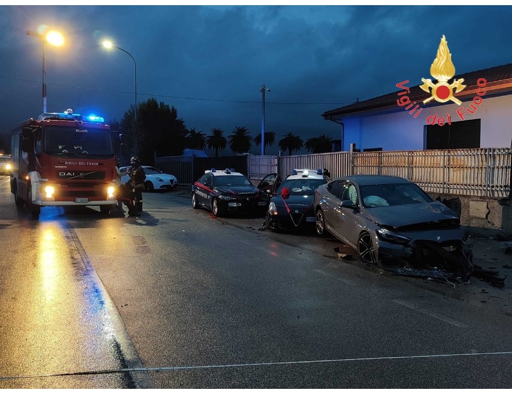 Lamezia Terme (CZ) | Auto finisce contro carabinieri durante controllo, due gravi. FOTO