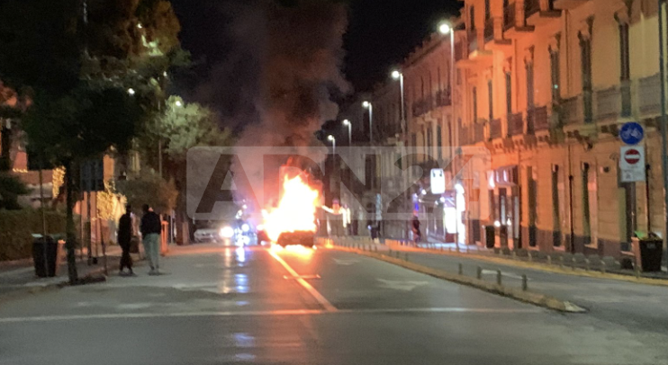 Messina | Paura  nella notte, auto in fiamme sul Corso Cavour