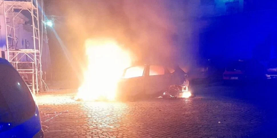 Belvedere Maritmo (CS) | In fiamme l’auto del commissario Vincenzo Spinelli FdI
