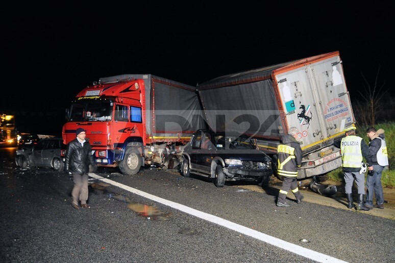 Rosarno (RC) | Camion tampona due auto su A2, un morto.