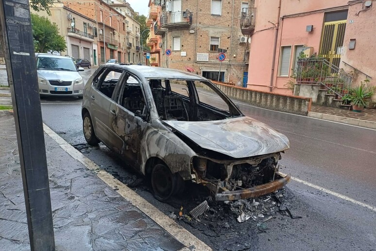 Cassano allo Ionio (CS) | In fiamme l’auto di un giornalista in Calabria, non viene esclusa l’ipotesi di dolo