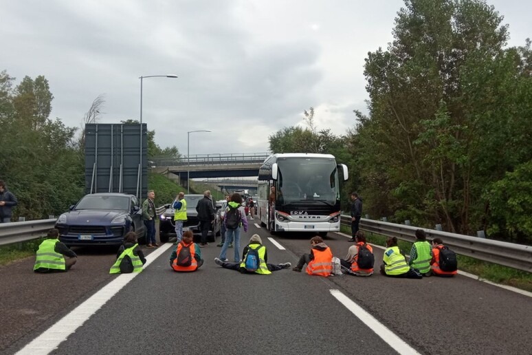 Bologna | Arrestati 3 ambientalisti per il blocco della tangenziale.