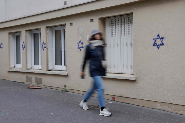 Parigi | Stelle di David su abitazioni e negozi. Questa mattina donna ferita dopo urlato ‘Allah Akbar’.