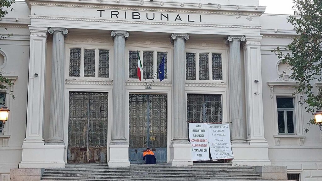 Reggio Calabria | Imprenditore si incatena davanti al Tribunale.