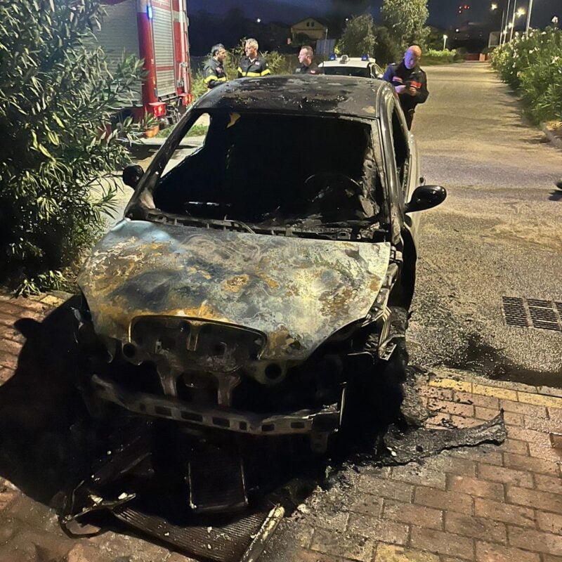 Rossano | Incendiata l’auto di un imprenditore. Chiara la matrice dolosa del rogo