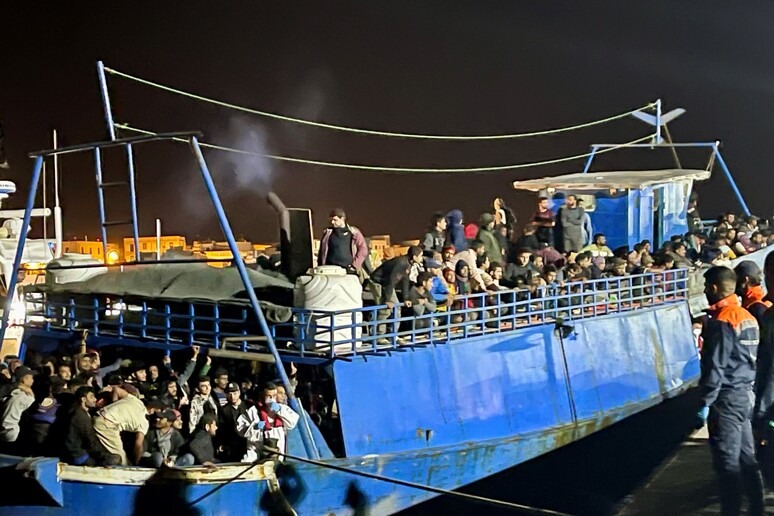 Lampedusa | Maxisbarco di migranti, 530 su un peschereccio.