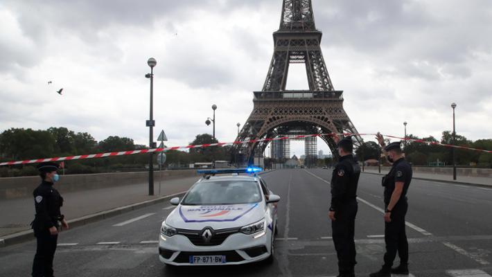 Parigi | Urla “Allah Akbar” e uccide un turista vicino alla Tour Eiffel  FOTO