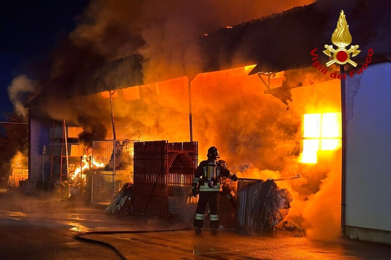 Torino | Incendio in una ditta tessile, vigili al lavoro