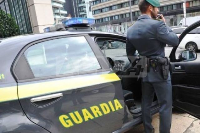 Napoli | Prodotti contraffatti nelle zone turistiche, sequestrati 27mila articoli in 10 giorni