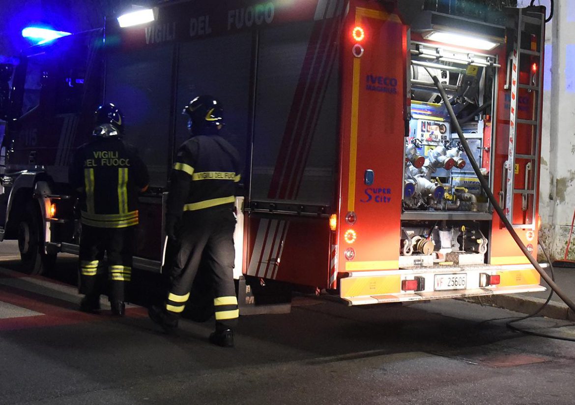 Milano | Incendio in abitazione, vicino salva una donna, ma lei cerca di rientrare in casa per recuperare la droga