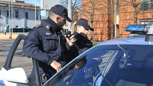 Bologna | Prima scoppia la rissa, poi aggrediscono i poliziotti: tre arresti