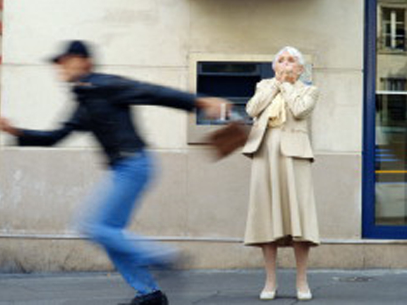 Frosinone | Ruba borsa ad anziana e la trascina sull’asfalto. 80enne in ospedale
