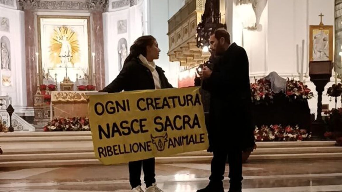 Palermo | Blitz degli animalisti nelle chiese: “Fermate il massacro degli agnelli”