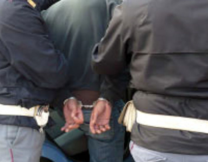Pescara | Perde i sensi in strada, poi si sveglia e aggredisce soccorritori e poliziotti: arrestato