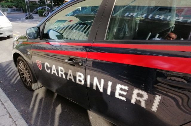 Nel Milanese | Terrore al bar: Uomini armati di fucile fanno irruzione e spaccano la vetrata