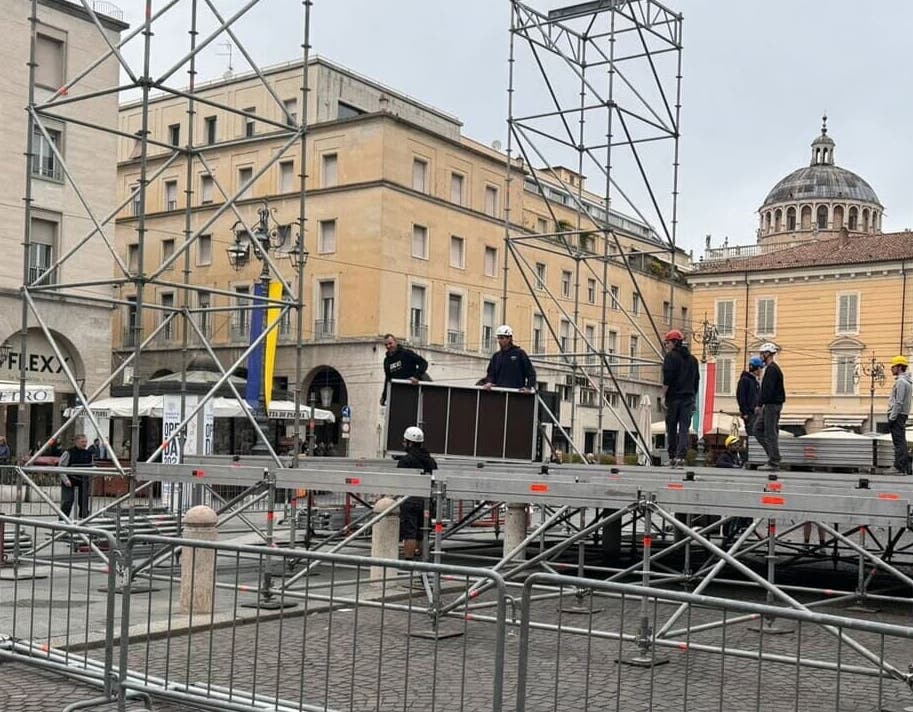 Parma | In piazza Garibaldi allestito il palco per il concerto del 25 aprile