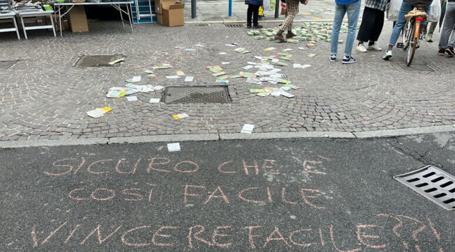 Brescia | Conserva tutti i Gratta e Vinci(perdenti) e organizza flash mob: “Ho perso oltre 400mila euro”