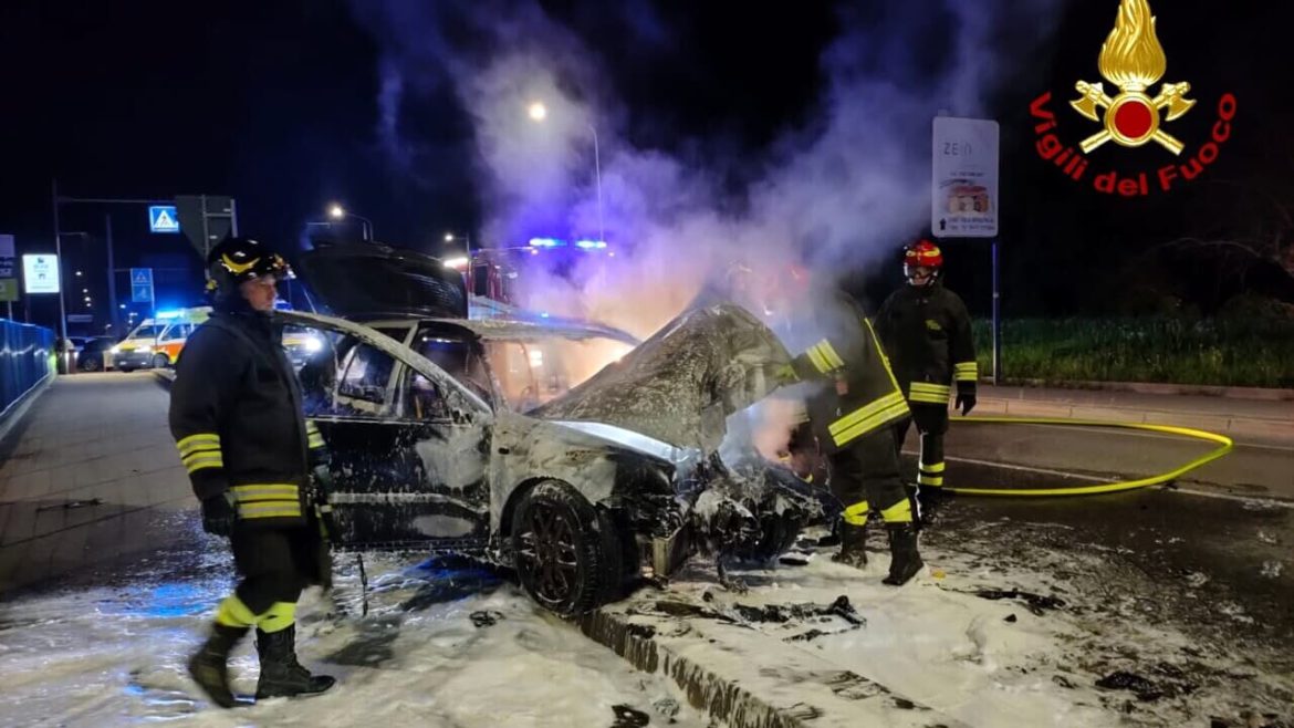 Zane (VI) | Terribile schianto, l’auto prende fuoco: un morto e due feriti