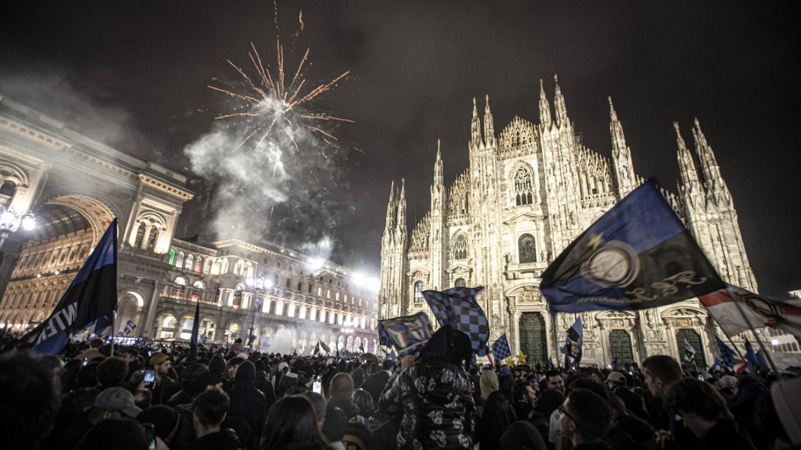 Inter campione d’Italia e seconda stella: i tifosi invadono Piazza Duomo sotto la pioggia