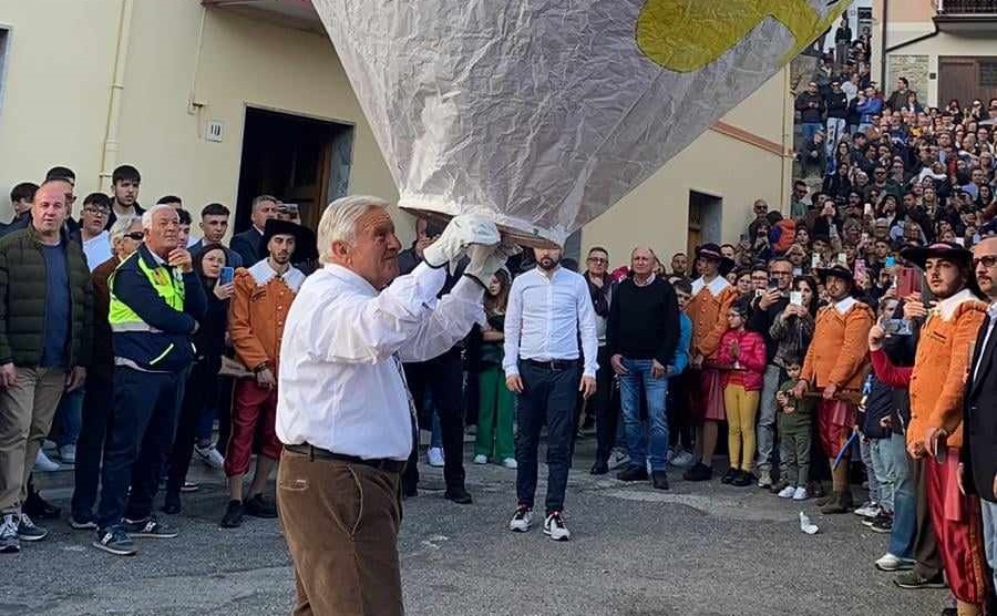 Oriolo (CS) | Tragedia alla festa patronale: l’artista Luigi Abate muore dopo il tradizionale lancio della mongolfiera