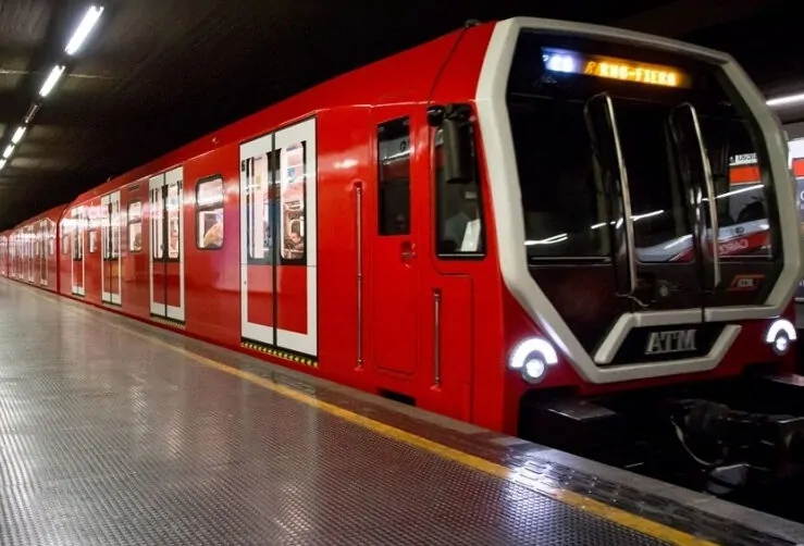 Milano | Uomo si abbassa pantaloni e mutande in metropolitana, arrestato