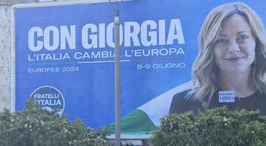 Napoli | Imbrattati manifesti elettorali di Meloni e Tajani