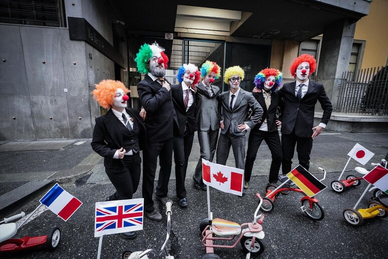 Torino | Attivisti vestiti da clown alla sede Rai