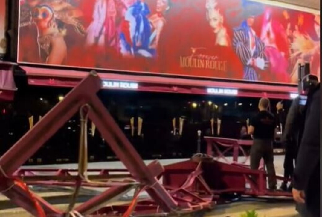 Parigi | Cadute le pale del Moulin Rouge: nessun ferito