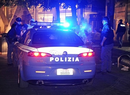 Milano | Prima molesta una donna, poi punta lama alla gola del fidanzato