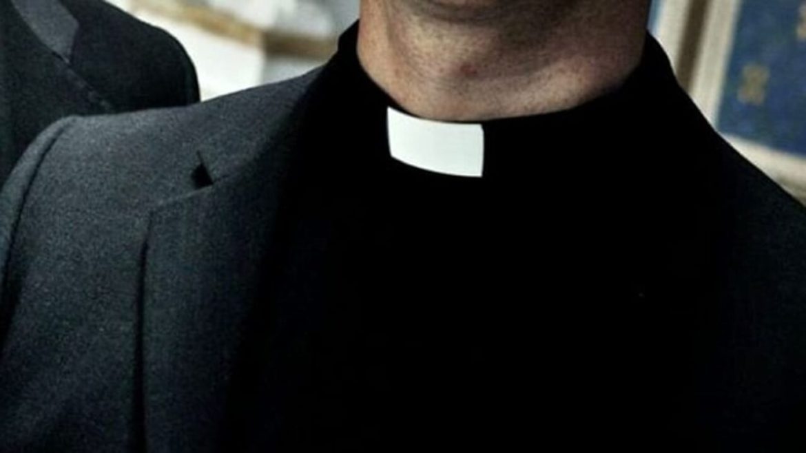 Taranto | Il prete sapeva delle violenze sessuali su una 13enne ma non parlò per il “segreto confessionale”: rinviato a giudizio