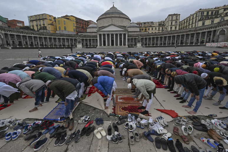 Napoli | In migliaia riuniti a Piazza Plebiscito per celebrare la fine del Ramadan