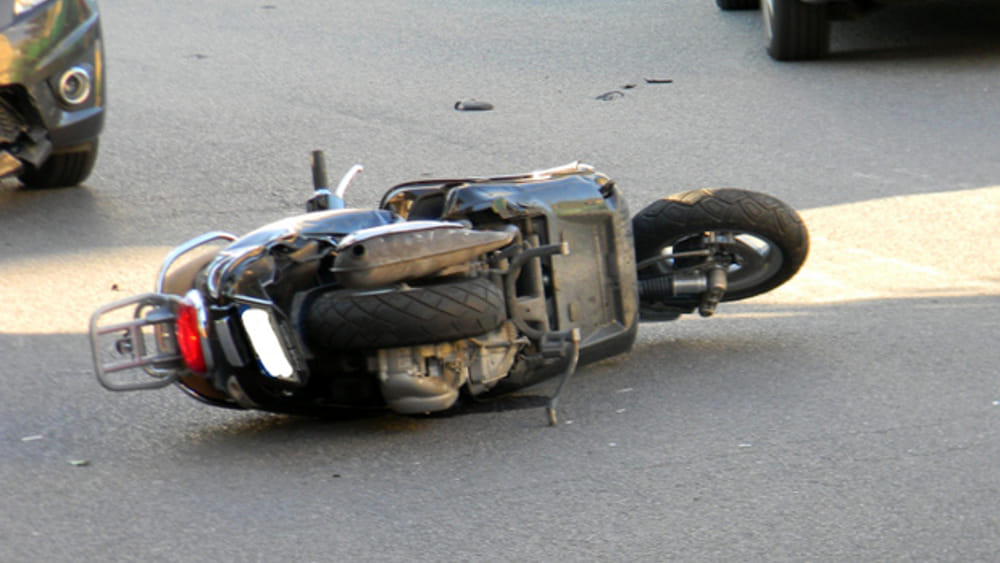 Napoli | Brutto incidente scooter contro auto: grave una 23enne