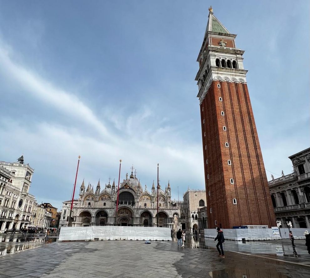 Venezia | Pezzi di cemento armato cadono dal campanile di San Marco