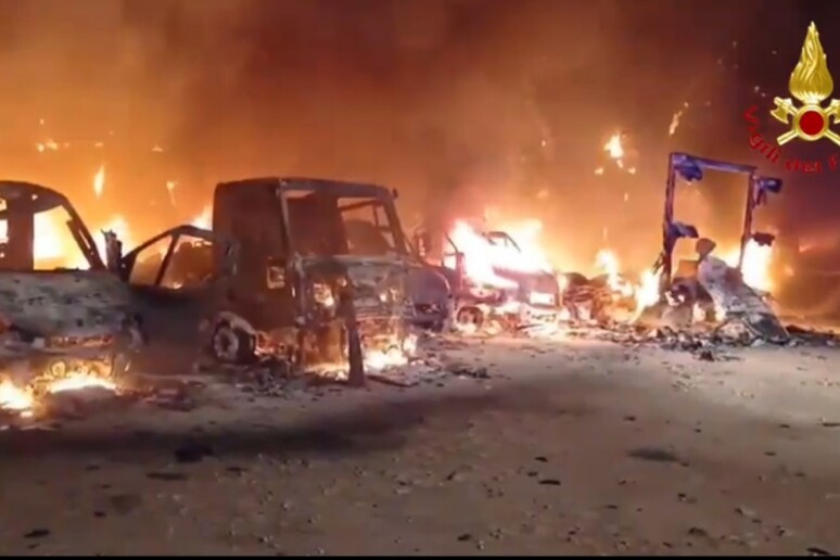 Fasano | Divampa incendio in un’azienda, distrutti furgoni