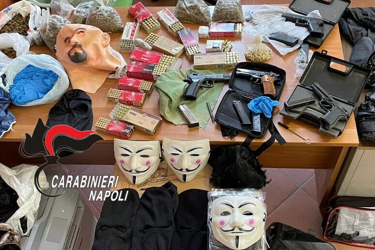 Napoli | Sequestro di armi, maschere di Breaking Bad e marijuana, indagini in corso