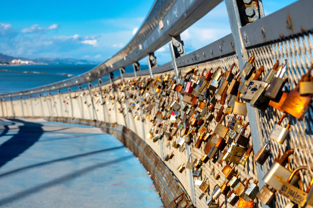 SAI PERCHE’… si attaccano i lucchetti dell’amore sui ponti?