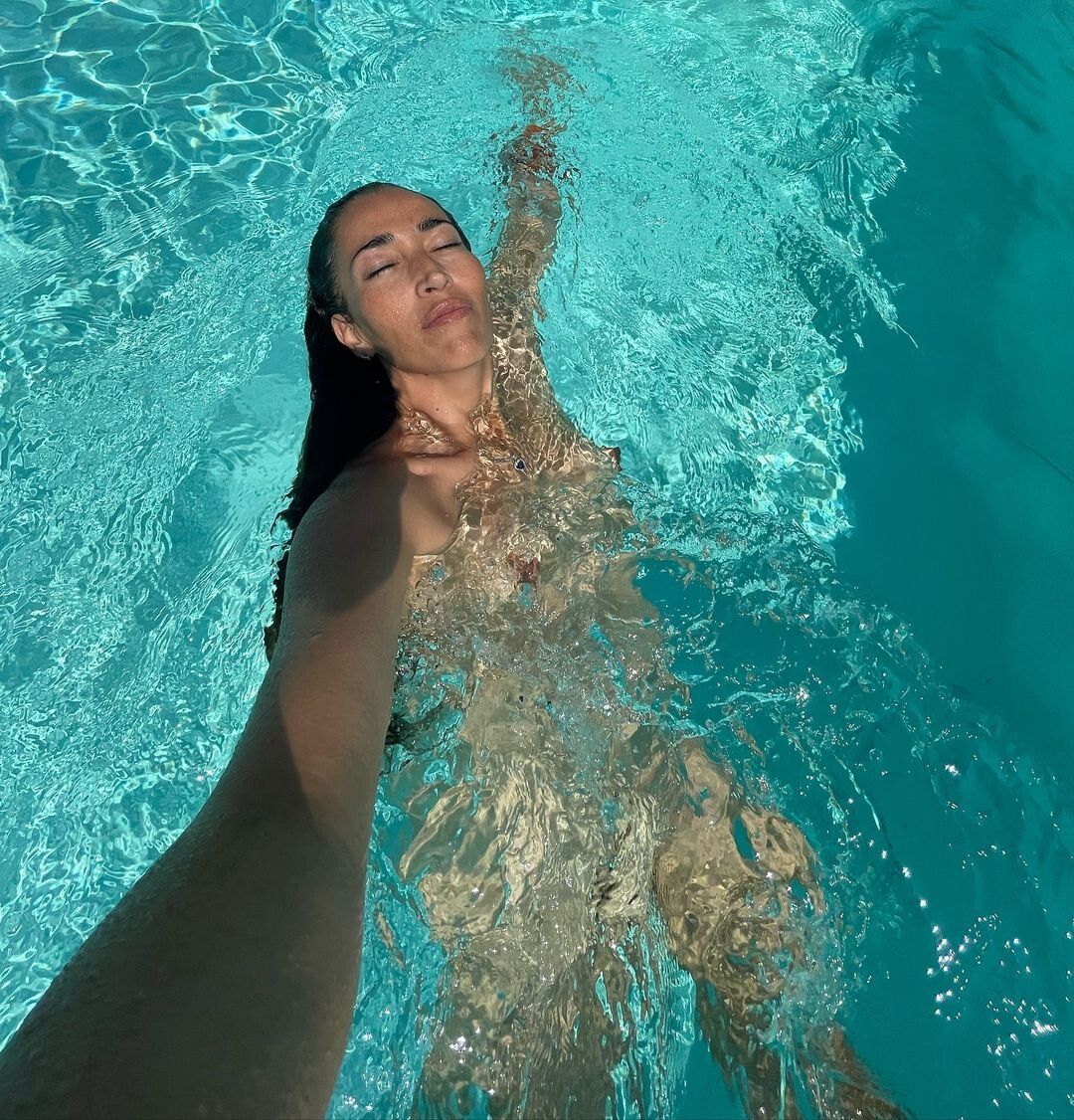 Nina Zilli Scatena i Follower con le foto nuda in piscina: “Sono Nuda ma non si Vede Niente”